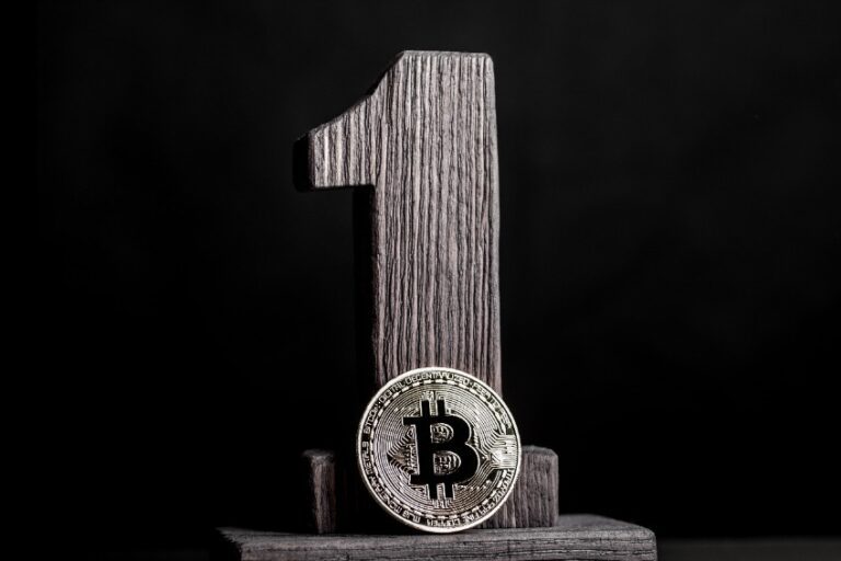 Nearly one million people now own 1 bitcoin | Invezz