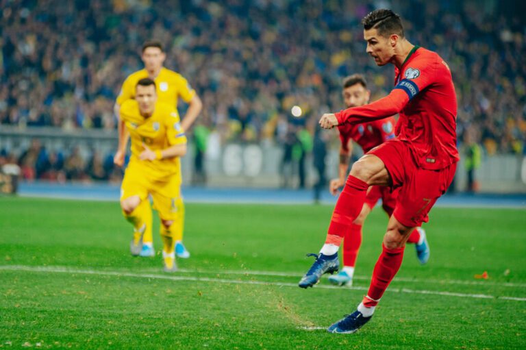 Cristiano Ronaldo launches exclusive NFT collection on Binance | Invezz